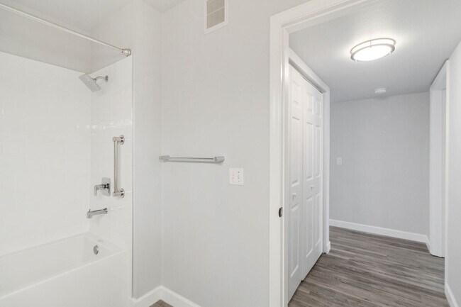 Building Photo - Fully updated 2/2 unit available now for a...