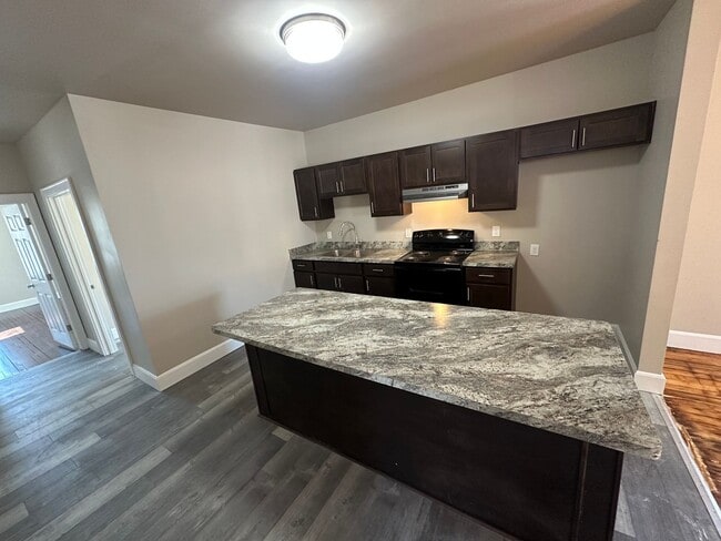 Building Photo - Large Open Concept 5BR/2BA Rent to Own Home