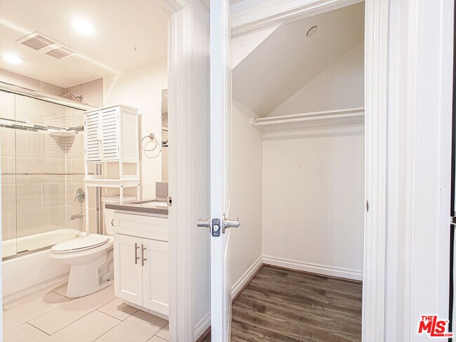 Building Photo - 963 Wilton Pl