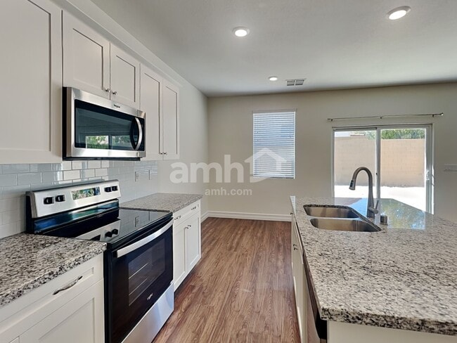 Building Photo - 5843 Petronius St