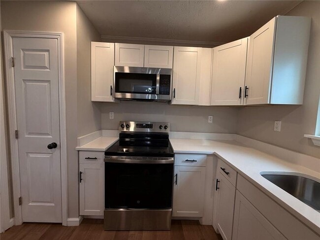 Building Photo - 1055 Pinecrest Dr