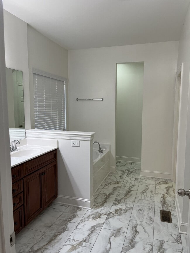 Building Photo - "Charming 4-Bed Gem with Guest Suite & Mod...