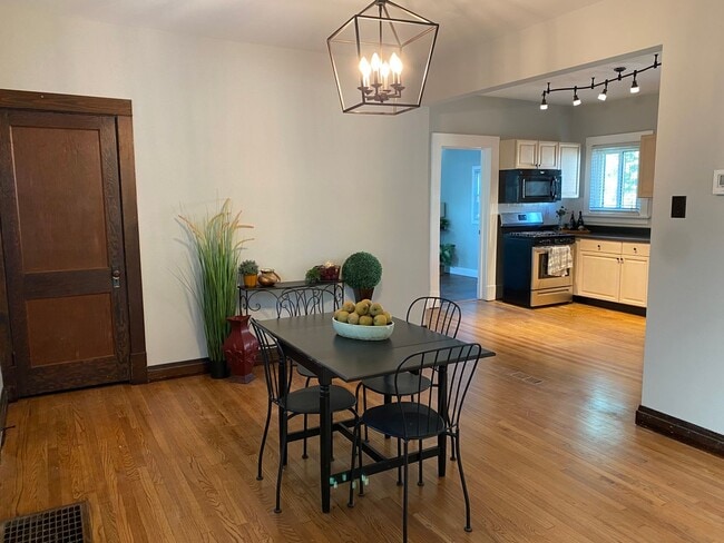 Building Photo - Beautiful Renovation in the Desirable South Hampton Neighborhood