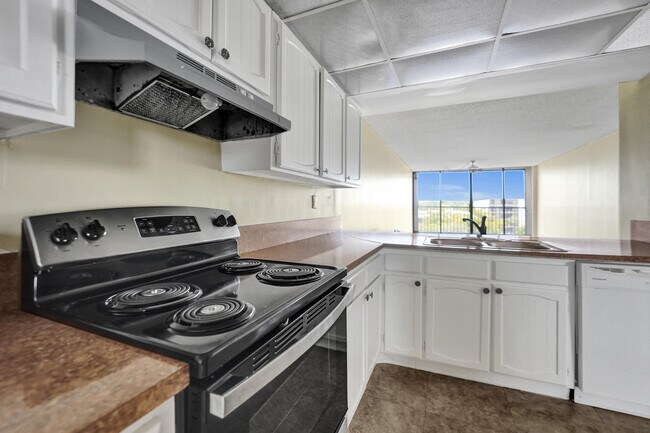 Building Photo - 12 Royal Palm Way