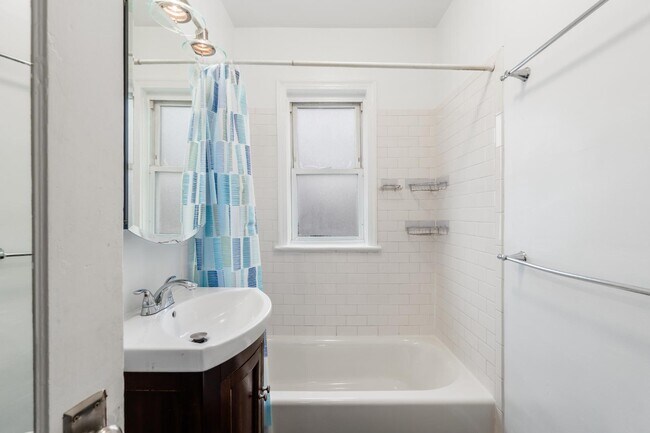 Building Photo - 1621 F St NE