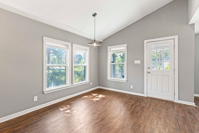 Building Photo - Fully renovated home close to downtown