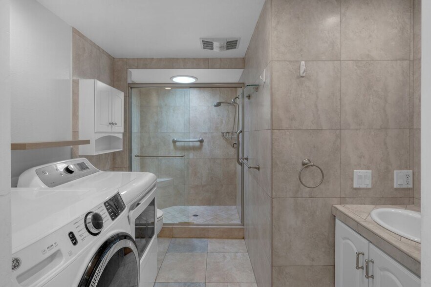 Building Photo - 479 Calle Cadiz