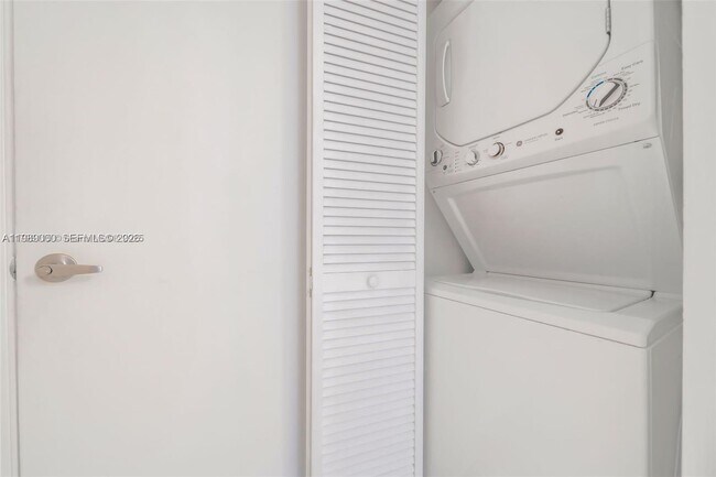 Building Photo - 1750 N Bayshore Dr