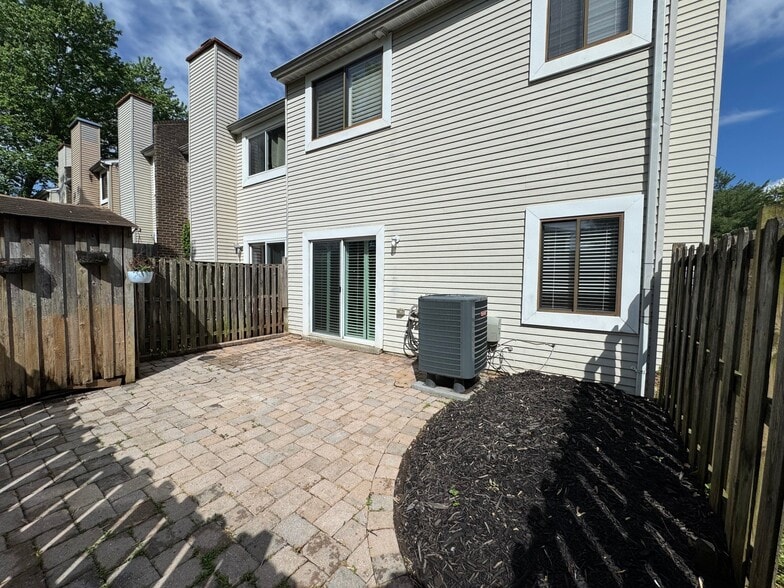 Building Photo - 37 Rockwell Ct