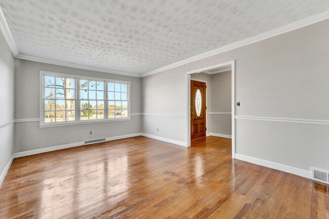 Building Photo - Charming Three Bedroom Home in Gray Court