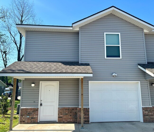Building Photo - Townhouse with Garage - Minutes from Downtown Rogers