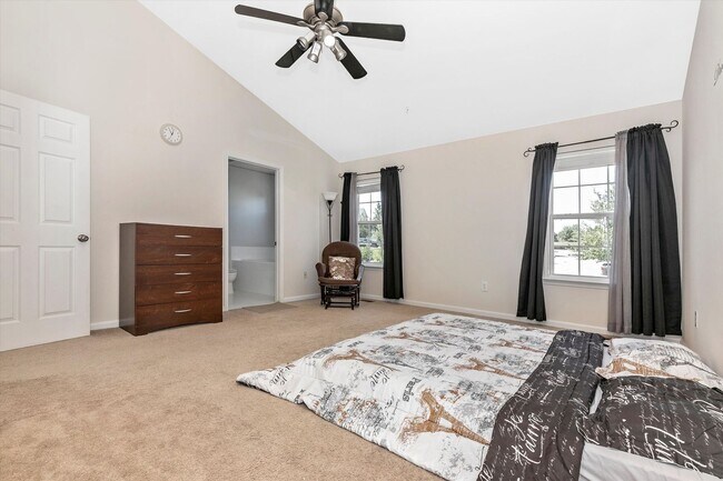 Building Photo - Twin Arch