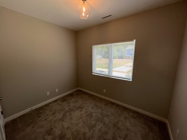 Building Photo - Room in Townhome on Gregg St