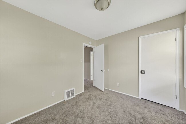 Building Photo - 115 Spring Garden Dr
