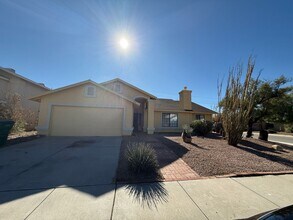 Building Photo - 3 Bed 2 Bath home in the highly desirable Northwest Tucson area. New paint and Carpet!