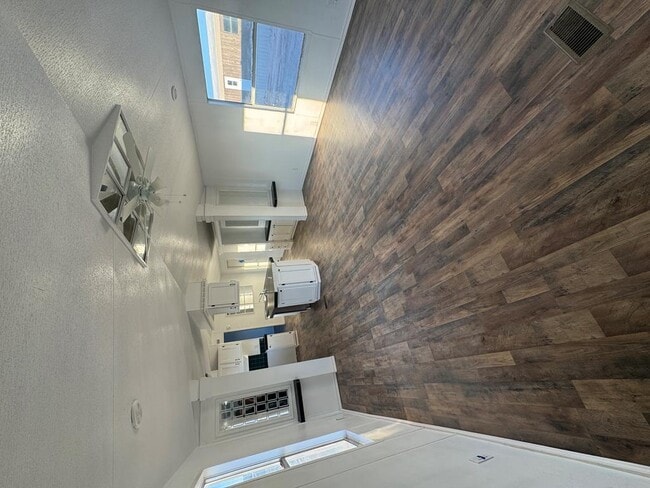 Building Photo - 14574 W 3rd St