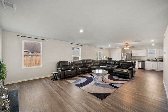 Building Photo - Modern Spacious 5-Bedroom Home Built in 2023