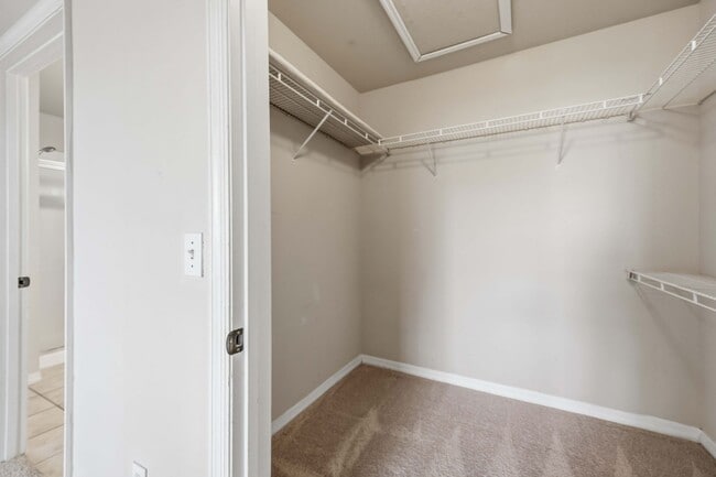 Building Photo - 2/2 condo with beautiful water views available now for an annual lease