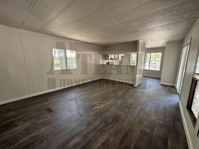 Building Photo - Cozy 2 Bedroom 1 Bathroom Home