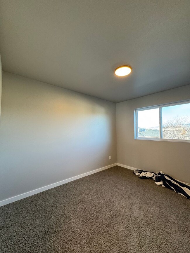 Building Photo - Newly Renovated & Ready to Impress!