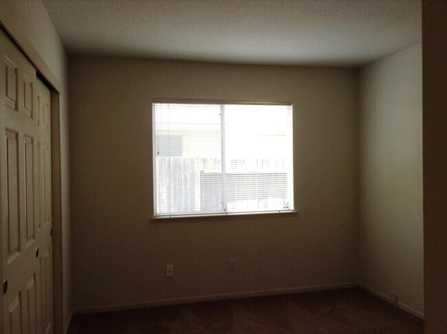 Building Photo - Beautiful 5 bedroom 3 bath home located in Antelope!