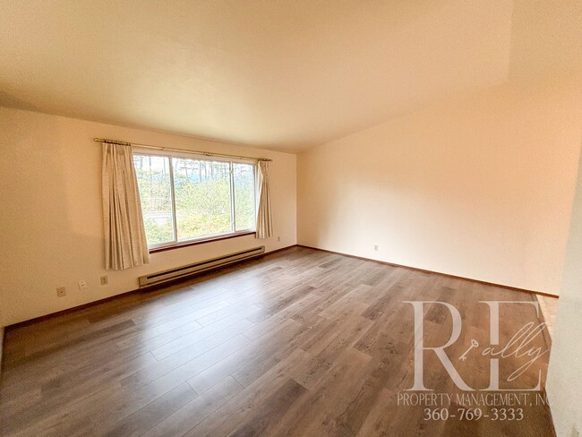 Building Photo - Charming 2-Story Duplex in Silverdale