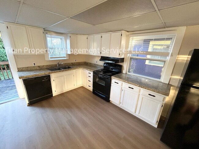 Building Photo - Charming 3-Bedroom Gem with 1600 Sq Ft of ...