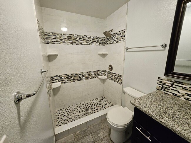 Building Photo - Beautiful 2 Bed Condo