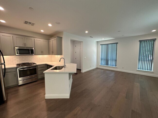 Building Photo - Charming 3 Bed / 2.5 Bath Home with Modern Upgrades