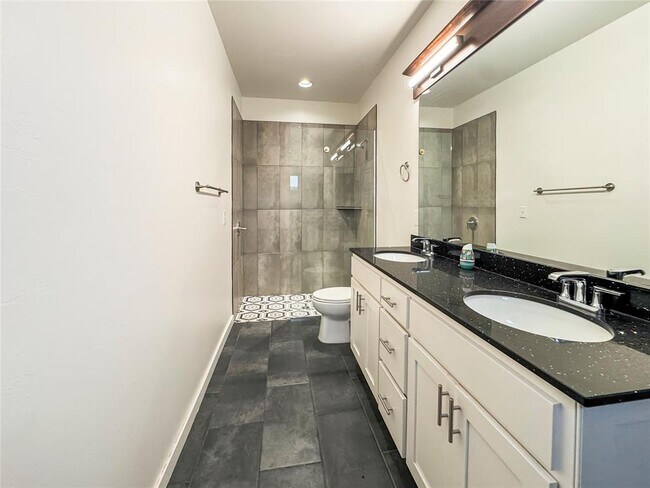 Building Photo - 305 7th St