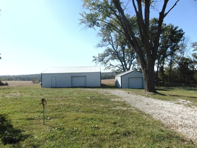 Building Photo - Fayette Family Farm House!