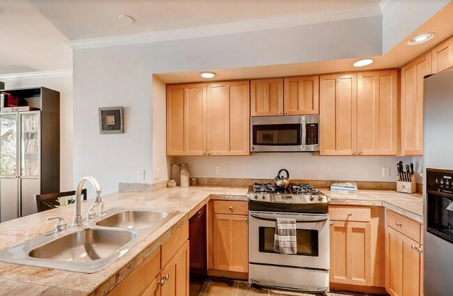 Building Photo - Bright & Spacious Condo Just One Block fro...