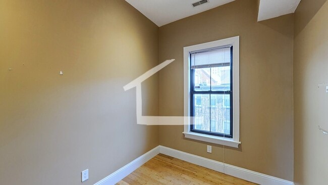 Building Photo - Convenient South End Location, Central Heat/AC, In-Unit Washer and Dryer, Private Deck.