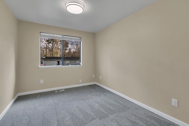 Building Photo - ONE LEVEL LIVING in Peaceful & Private Location!