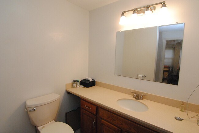 Building Photo - 7 Meadowview Cir
