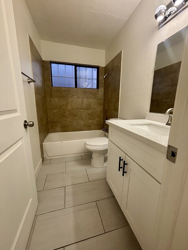 Building Photo - Updated Unit with Vinyl Floors & Stainless...