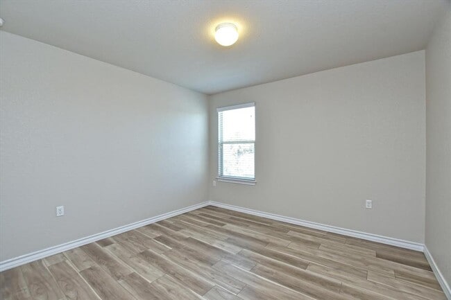 Building Photo - 11732 Saddle Rock Dr