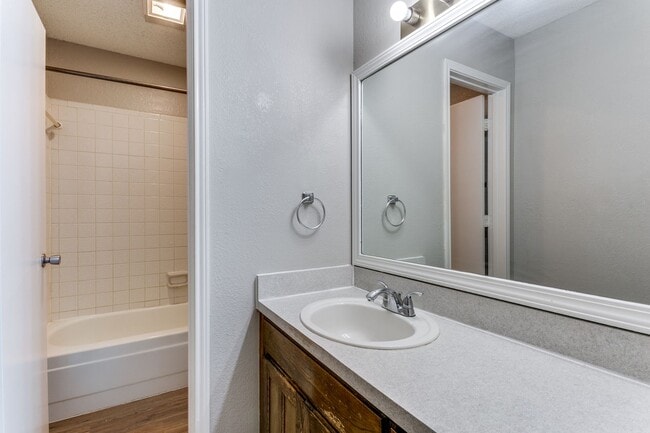 Building Photo - 2805 Meadow Park Dr