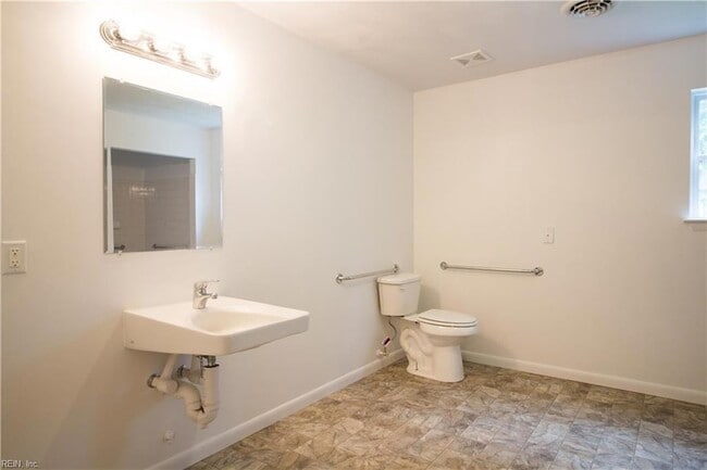 Building Photo - 1343 W 39th St