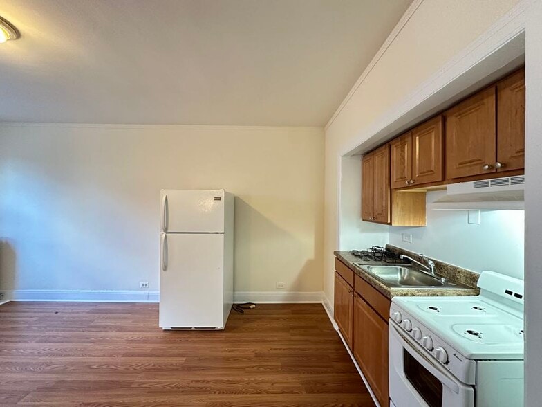 Building Photo - 3335 W Diversey Ave
