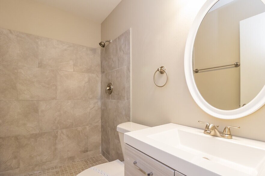 Building Photo - 234 Oak Rd