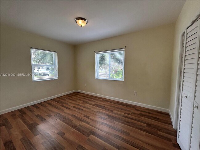 Building Photo - 2843 SW 37th Ct