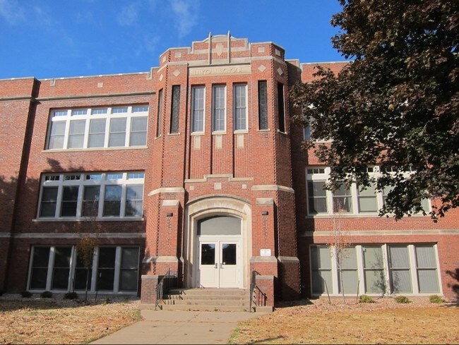 Building Photo - Historic Lincoln School