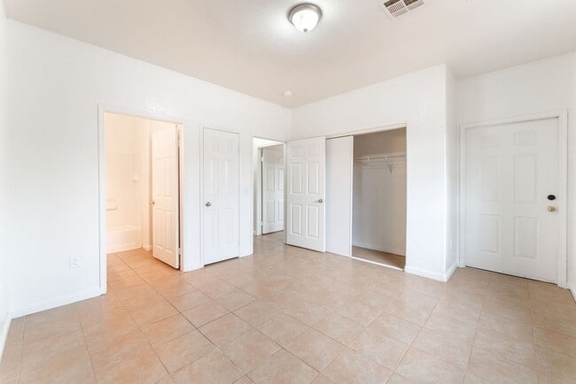 Building Photo - 3 Bedroom Condo with an Open Floor Plan!