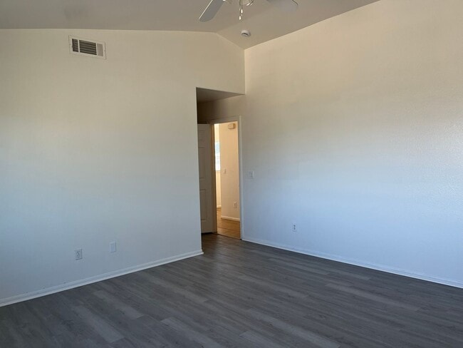 Building Photo - 3 bedroom 2 bathroom home available in Apple Valley!