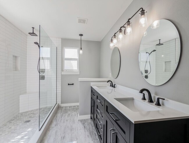 Building Photo - Spotless & move in ready 4 bed/2.5 bth hom...