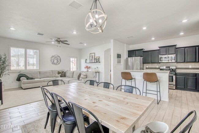 Building Photo - 7517 Red Cedar Dr