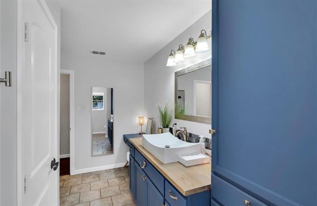 Building Photo - 800 FM 1187