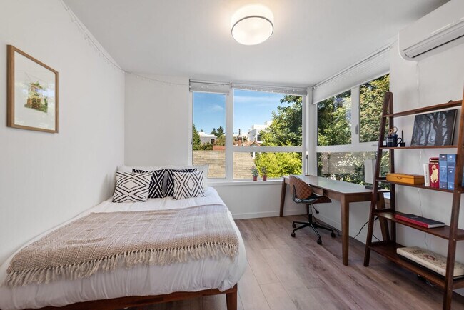 Building Photo - 422 10th Ave E