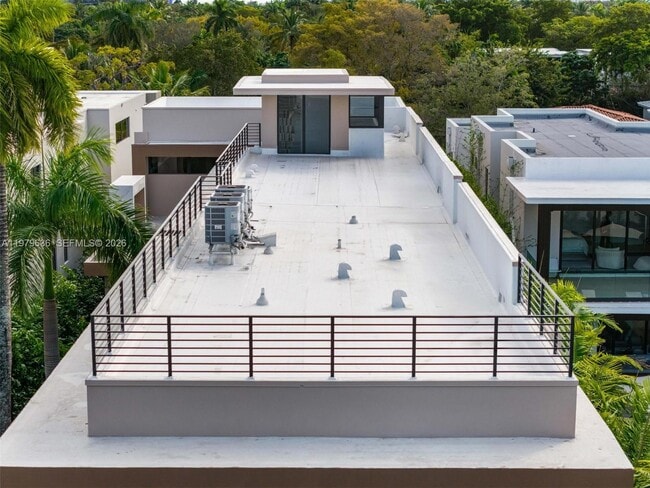 Building Photo - 723 NE 77th St